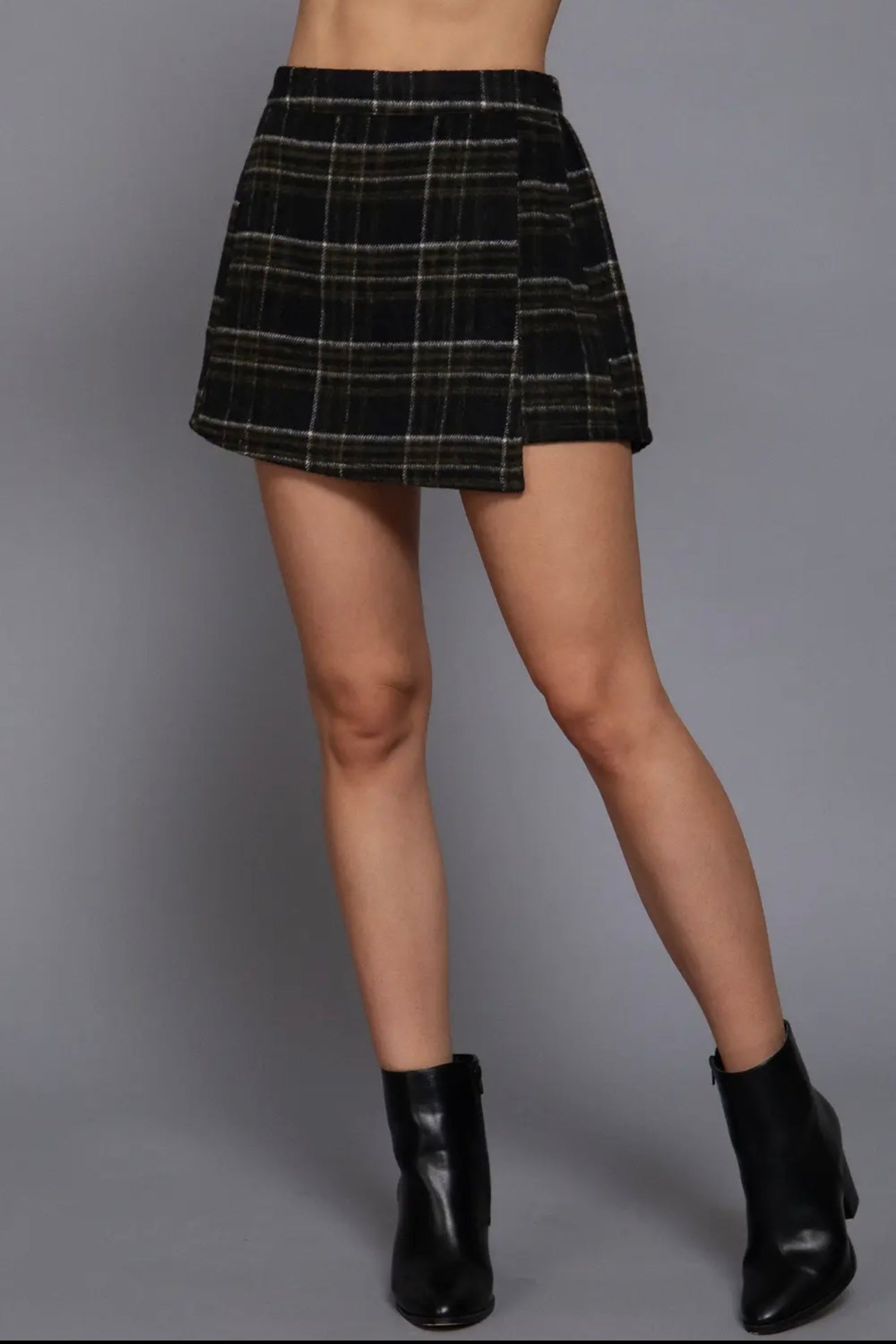 fergie wrap plaid skort in black/olive