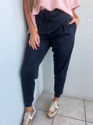 solid pleated front jogger